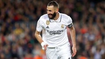 Karim Benzema, Real Madrid striker, celebrates the last of the white team's four goals at the Camp Nou, with which he completed his hat-trick.