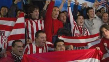 <b>EUFÓRICOS. </b>La Peña Deusto partió anoche en autobús-litera.