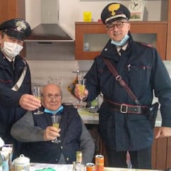 Un hombre de 94 años llama a la Policía para brindar por Navidad porque se sentía solo