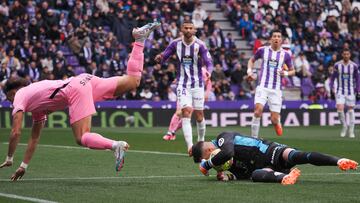 El portero del Valladolid Sergio Asenjo (d) y el delantero danés del Espanyol Martin Braithwaite durante el partido de Liga de Primera División disputado en el estadio de Zorrilla. EFE/R. García