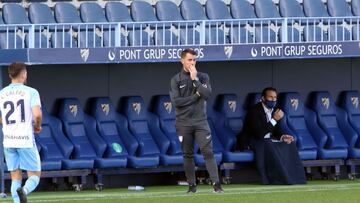 Manolo Sánchez, en el banquillo durante el Málaga - Leganés.