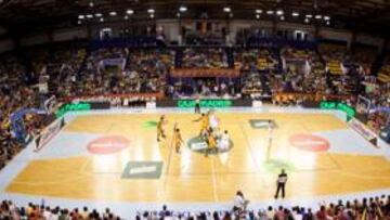 <b>QUIEREN VER AL CAMPEÓN DEL MUNDO. </b>La afición canaria no falló tampoco en el encuentro de ayer ante Costa de Marfil y se vivió un gran ambiente: 5.500 espectadores.