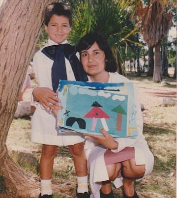 Suárez en la escuela con uno de sus dibujos para mamá. 'Lucho' no pudo estar tanto tiempo con sus padres en su infancia.