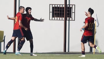 A la izquierda, Arnu, con la selección sub'18.