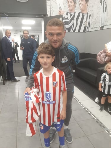 Trippier y el detalle de su hijo: en el estadio vestido con la camiseta del Atlético
