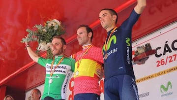 Alejandro Valverde posa en el podio con el maillot de campeón de España de Ciclismo en Carretera 2015 en Cáceres.