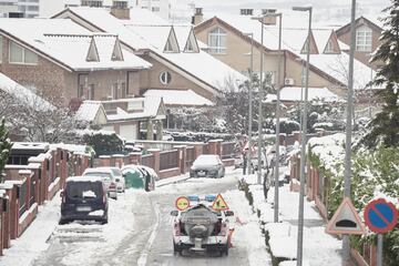 Un vehículo de Protección Civil quita la nieve de la carretera en Artica, Navarra. La Agencia Estatal de Meteorología (Aemet) mantiene la alerta naranja por acumulación de nieve en Navarra. Pamplona ha amanecido cubierta por una capa de unos cinco a diez centímetros de nieve, espesores que aumentan en el norte y son mucho mayores hacia el Pirineo, donde se llega a superar los 55 centímetros. A primera hora de la mañana se han sucedido dificultades para circular por numerosas vías.