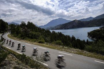 The pack rides during the 222,5 km nineteenth stage of the 104th edition of the Tour de cycling race on July 21, 2017 between Embrun and Salon-de-Provence. / AFP PHOTO / Jeff PACHOUD