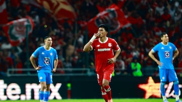MEX332. TOLUCA (MÉXICO), 19/04/2025.- Jesús Gallardo del Tolucacelebra un gol este sábado, durante un partido de la jornada 17 del torneo Clausura 2025 de la Liga MX entre Toluca y Cruz Azul en el estadio Nemesio Diez en Toluca (México). EFE/ Felipe Gutiérrez
