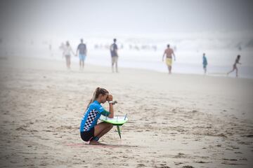 Concentración de la surfista francesa antes de entrar en el agua de Huntington Beach (California).