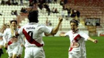 <b>DECISIVAS. </b>La capitana Natalia y Sonia, las goleadoras del encuentro, celebran el primer tanto del Rayo en el primer minuto del choque.