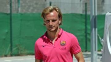 Rakitic, llegando a la rueda de prensa.