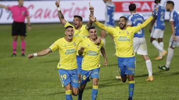 Rober, en el centro, celebra un gol con Las Palmas.