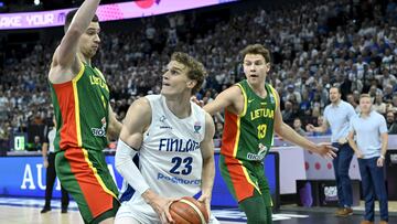 La defensa lituana trata de frenar a Lauri Markkanen.
