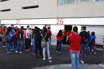 Desde las 10:00 de la mañana los aficionados atléticos celebran el estreno del nuevo estadio rojiblanco Wanda Metropolitano en los alrededores del estadio.
