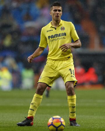 Canterano del Villarreal, militó en primer equipo entre 2015 y 2018. 