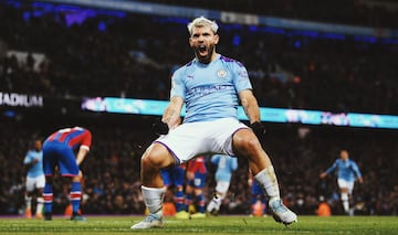 El delantero argentino del Manchester City, Kun Ag¨¹ero, celebra un gol frente al Crystal Palace Football Club.