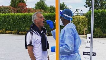 Mourinho, sometiéndose a la prueba PCR.