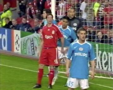 Esta vez es Fowler el que agarra los genitales a Salcido en un momento de tensión durante el partido entre el Liverpool y el PSV Eindhoven.