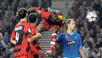 <b>EL PRIMERO. </b>Konko anota el primer gol del partido en Glasgow rematando de cabeza un centro de Jesús Navas.