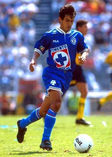 El peruano fue de los mejores defensas de la década de los 90, con Cruz Azul sumó un campeonato del futbol mexicano en el invierno del 97