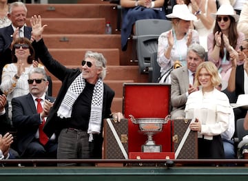 La actriz Lea Seydoux y el músico Roger Waters presentaron la Copa de los Mosqueteros que se lleva el ganador del grand slam parisino.