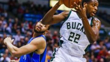 Khris Middleton captura un rebote ante JaVale McGee.