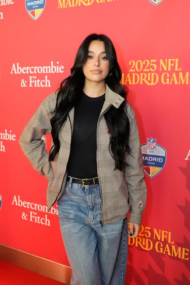 Marta Díaz posa en la alfombra roja previa al partido.