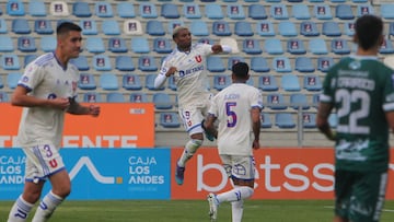 General Velasquez vs Universidad de Chile, tercera ronda, Copa Chile 2022
El jugador de Universidad de Chile Junior Fernandes celebra con sus compañeros despues de convertir un gol contra General Velasquez, durante el partido realizado en el Estadio El Teniente de Rancagua, Chile.
19/06/2022
Jorge Loyola/Photosport
Football, General Velasquez vs Universidad de Chile.
3rd phase, 2022 Copa Chile.
Universidad de Chile’s player Junior Fernandes celebrates with teammates after scoring against General Velasquez during the match held at the El Teniente stadium
Rancagua, Chile.
19/06/2022
Jorge Loyola/Photosport