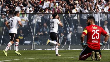 Fútbol, Colo Colo vs Universidad de Chile.
Campeonato de transición 2017.
El jugador de Colo Colo Jaime Valdes, derecha, celebra con sus compañeros despues de convertir un gol contra Universidad de Chile durante el partido de primera division disputado en el estadio Monumental en Santiago, Chile.
27/08/2017
Martin Thomas/Photosport**********
Football, Colo Colo vs Universidad de Chile.
Transition championship 2017.
Colo Colo's player Jaime Valdes, right, celebrates with teammates after scoring against Universidad de Chile during a first division football match held at the Monumental stadium in Santiago, Chile.
27/08/2017
Martin Thomas/Photosport