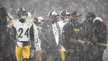 CLEVELAND, OHIO - NOVEMBER 21: Head coach Mike Tomlin of the Pittsburgh Steelers looks on as snow falls against the Cleveland Browns during the fourth quarter in the game at Huntington Bank Field on November 21, 2024 in Cleveland, Ohio. Nick Cammett/Getty Images/AFP (Photo by Nick Cammett / GETTY IMAGES NORTH AMERICA / Getty Images via AFP)