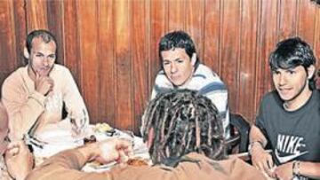 <b>UNIDAD. </b>Cerezo y Aguirre no faltaron. Agüero compartió mesa con Torres, Leo Franco, Luccin, Maxi, Pernía y Galletti.