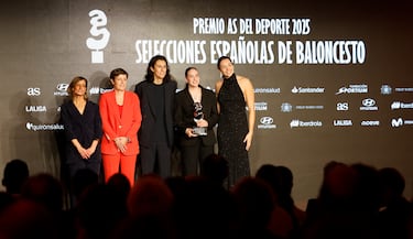 Entrega el premio: Vanesa Hernández. Directora General de Prensa y Consejera de AS. Recogen el premio: Elisa Aguilar, Alba Torrens, Irati Etxarri e
Iyana Martín