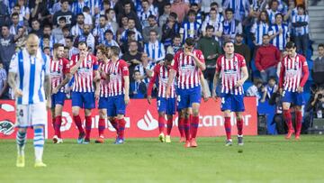 Los jugadores del Atlético, tras el 0-2 a la Real Sociedad.
