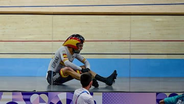 Spain's Albert Torres Barcelo reacts after a crash during the men's track cycling madison final of the Paris 2024 Olympic Games at the Saint-Quentin-en-Yvelines National Velodrome in Montigny-le-Bretonneux, south-west of Paris, on August 10, 2024. (Photo by John MACDOUGALL / AFP)