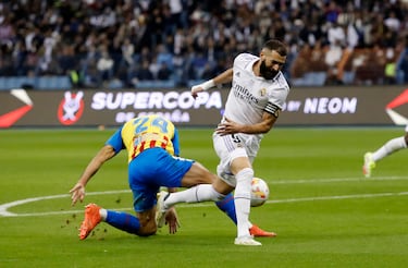 Jugada del penalti que comete Eray Cömert a Karim Benzema