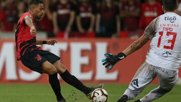 Renan Lodi, objetivo del Atlético de Madrid, marca un gol para Atlético Paranaense.
