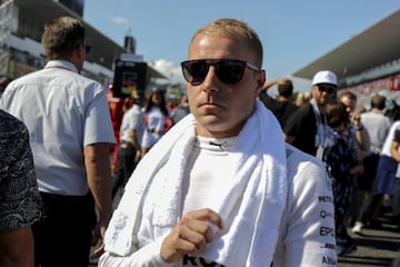 Valtteri Bottas pasea por la parrilla.