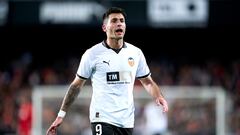 VALENCIA, SPAIN - JANUARY 20: Hugo Duro of Valencia CF reacts during the LaLiga EA Sports match between Valencia CF and Athletic Bilbao at Estadio Mestalla on January 20, 2024 in Valencia, Spain. (Photo by Manuel Queimadelos/Quality Sport Images/Getty Images)