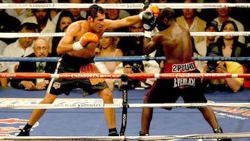 Oscar De La Hoya golpea a Steve Forbes.