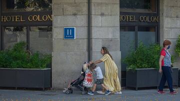 ¿Quién paga los gastos si me confinan en un hotel estando de vacaciones?