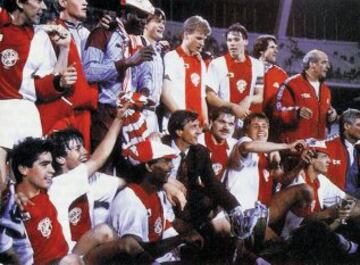 Cruyff gano la Recopa de Europa en 1987 frente al Lokomotiv de Leipzig en su etapa de entrenador del Ajax.