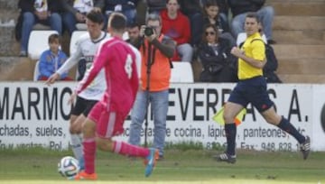 En el Ciudad de Tudela estaba Eusebio Sáez García, que arbitró en Segunda División en la 2006-07 y ahora está en Primera Regional. Se cambió rápida mente y en el 68 se pudo reanudar el encuentro. 