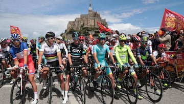 Peter Sagan, Chris Froome, Vincenzo Nibali, Alberto Contador y Nairo Quintana posan antes de tomar la salida del Tour de Francia 2016 en el Mont-Saint-Michel.