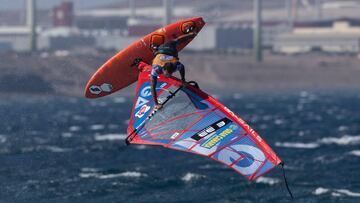 El windsurfista Omar S&aacute;nchez en Pozo Izquierdo (Gran Canaria).