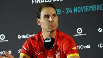 El tenista español Rafa Nadal atiende junto al equipo de España a los medios de comuniación antes de las Finales de Copa Davis de Málaga