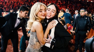 Sabrina Carpenter y Billie Eilish 
durante la gala de los Premios Grammy 2026 celebrados en el Crypto.com Arena de Los Ángeles.
