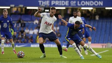 Dier disputa un bal&oacute;n con Ziyech