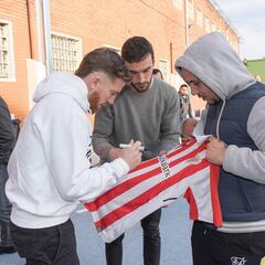 Muniain y Lekue comparten una charla con 30 internos en la cárcel de Basauri