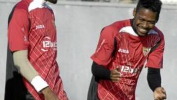 <b>UNIÓN. </b>Kanouté, Luis Fabiano y Negredo escuchan a Jiménez, que estuvo dialogando con sus tres goleadores.